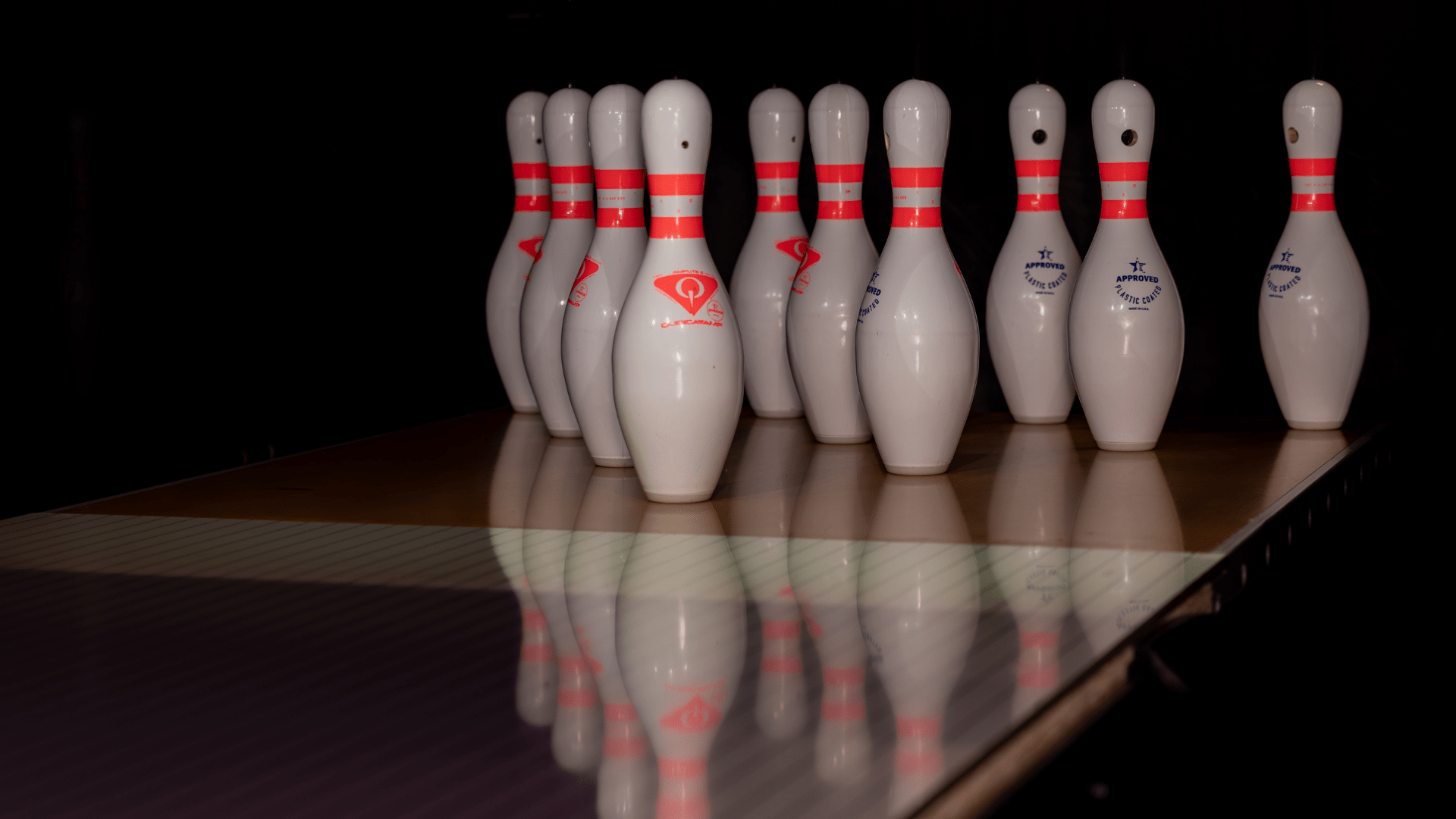 kegels op een rij op bowlingbaan