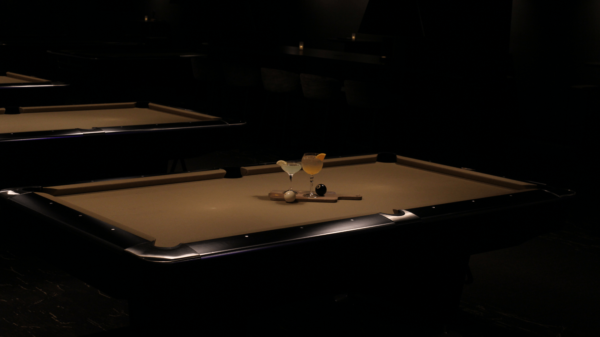 pooltafel met cocktails er op