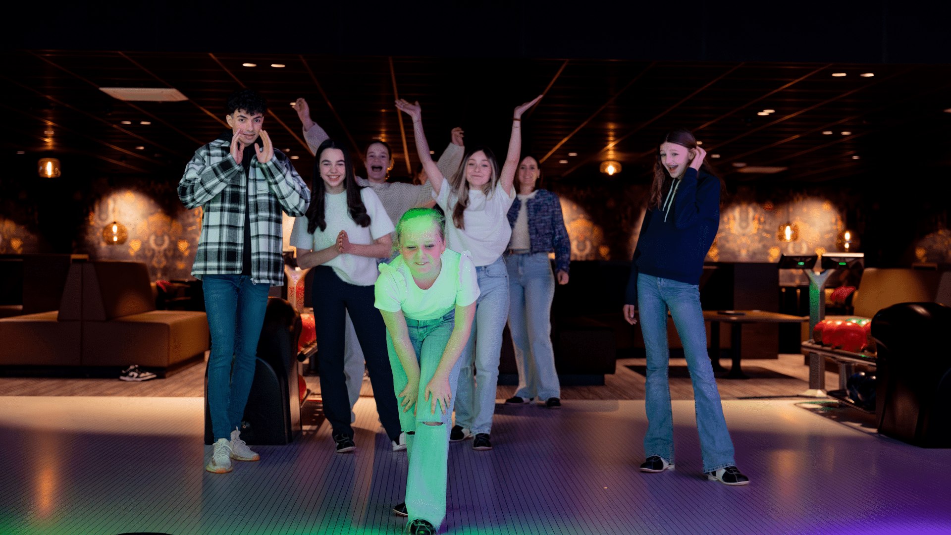groep mensen die aan het bowlen zijn - aanbod en tarieven