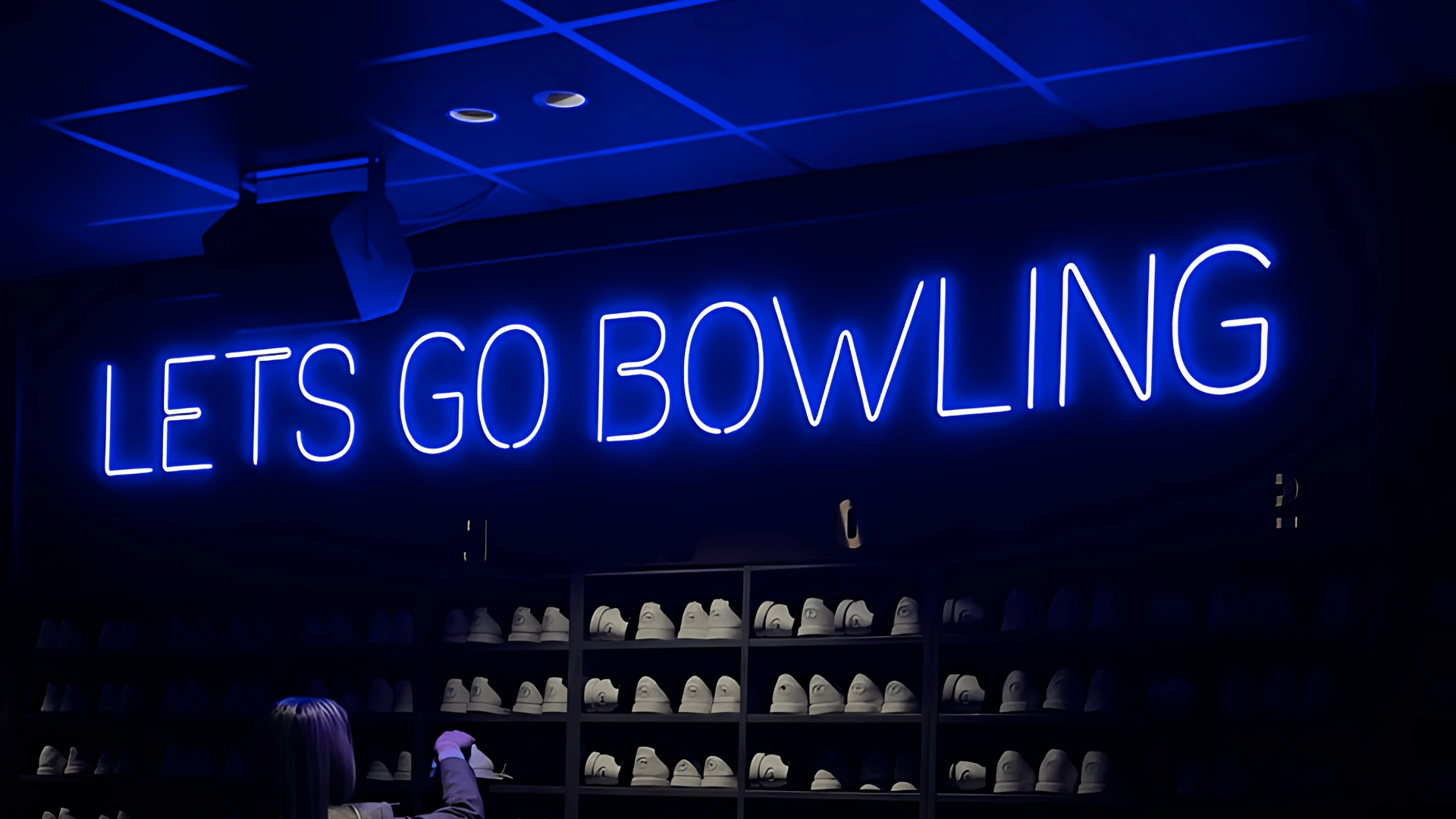 neon lichten met lets go bowling