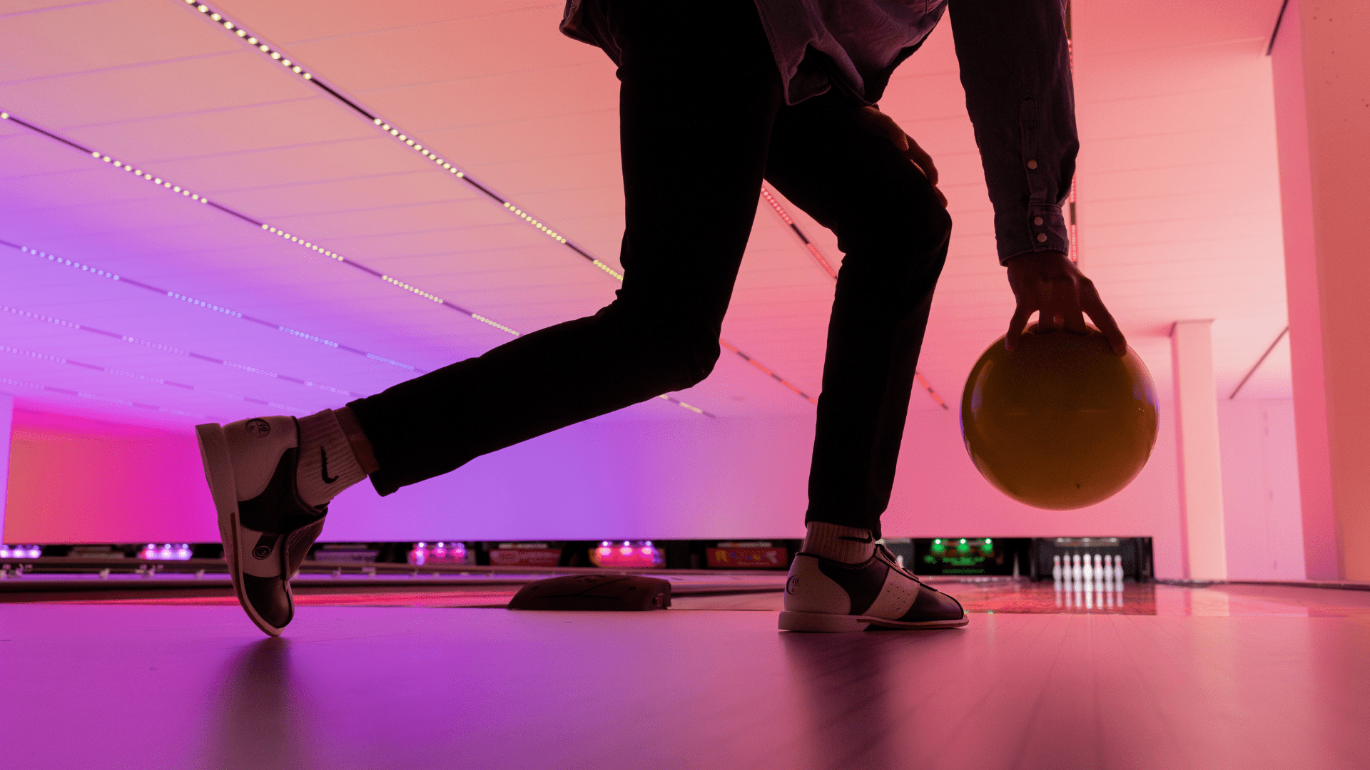 iemand close-up die aan het bowlen is bij bowlo kerkrade